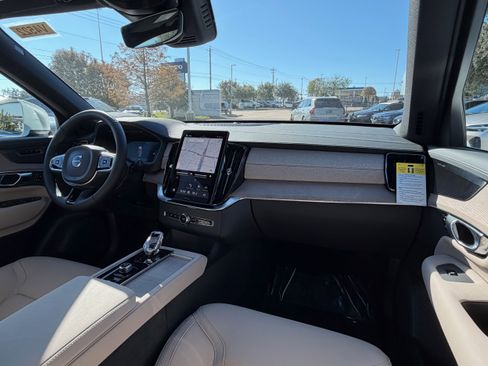 New 2026 Volvo XC90 T8 Plus w/ Protection Package Premier image 10