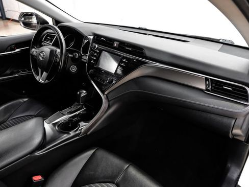 Used 2020 Toyota Camry SE FWD image 12