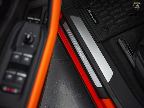 Used 2025 Lamborghini Urus SE image 24