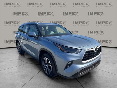 Used 2023 Toyota Highlander XLE image 7