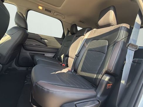 Used 2025 Nissan Pathfinder Platinum w/ Cargo Package image 10