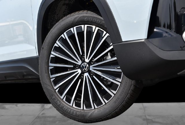 New 2027 Volkswagen Taos SE FWD image 3
