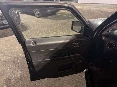 Used 2014 Jeep Patriot Latitude image 11