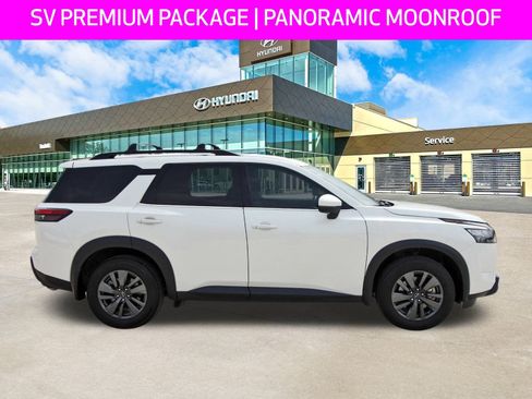 Used 2024 Nissan Pathfinder SV w/ SV Premium Package image 4