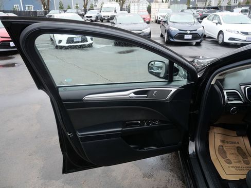 Used 2017 Ford Fusion SE w/ Fusion SE Technology Package image 15