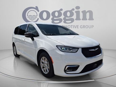 Used 2025 Chrysler Pacifica Select FWD image 8