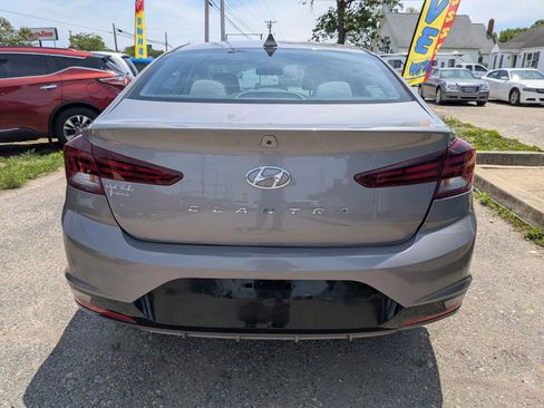 Used 2020 Hyundai Elantra SEL w/ Winter Weather Package FWD image 5