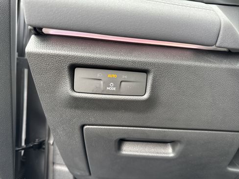 New 2025 Volkswagen Tiguan SE image 16