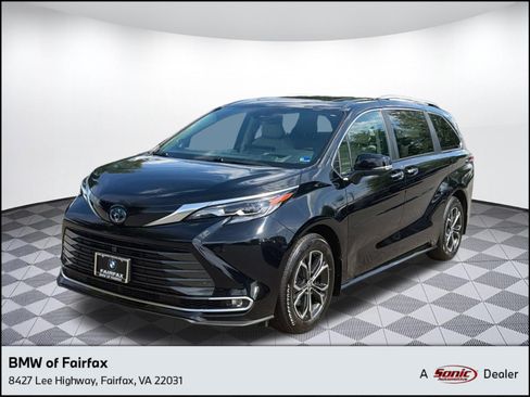 Used 2025 Toyota Sienna Platinum AWD/4WD image 1