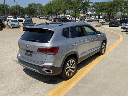 Used 2023 Volkswagen Taos SE w/ Panoramic Sunroof Package AWD/4WD image 3