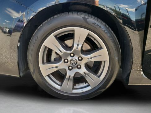 Used 2018 Toyota Sienna SE image 32