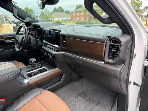 Used 2024 Chevrolet Silverado 1500 High Country AWD/4WD image 18