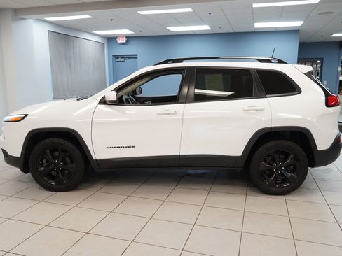 Used 2018 Jeep Cherokee Latitude w/ Altitude Package image 2