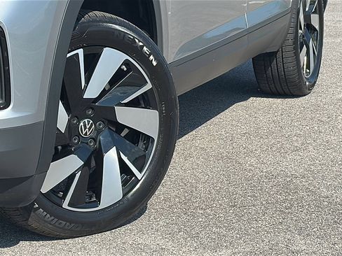 Used 2024 Volkswagen Atlas Cross Sport SE image 3