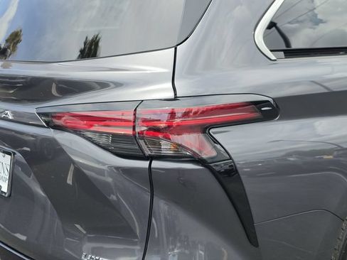 Used 2025 Toyota Sienna Limited FWD image 47