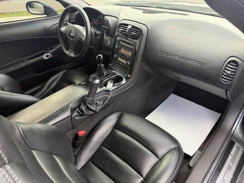 Used 2009 Chevrolet Corvette Coupe w/ Z51 Performance Package RWD image 16