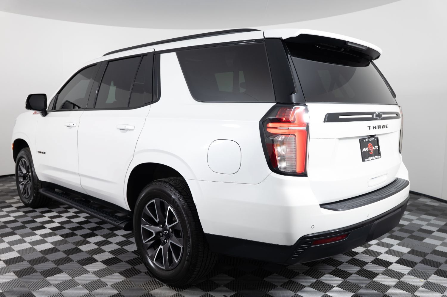 Used 2023 Chevrolet Tahoe Z71 w/ Luxury Package AWD/4WD image 5