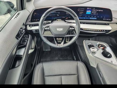 Certified 2025 Cadillac Optiq Luxury 2 w/ LPO, Floor Liner Package AWD/4WD image 20