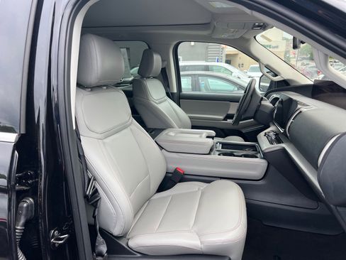 Used 2025 Ford Expedition Max Active AWD/4WD image 6