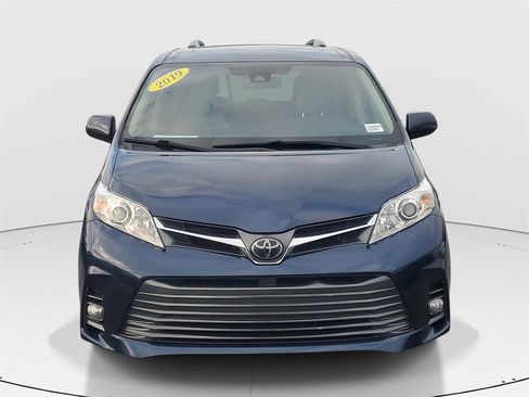 Used 2019 Toyota Sienna XLE image 2
