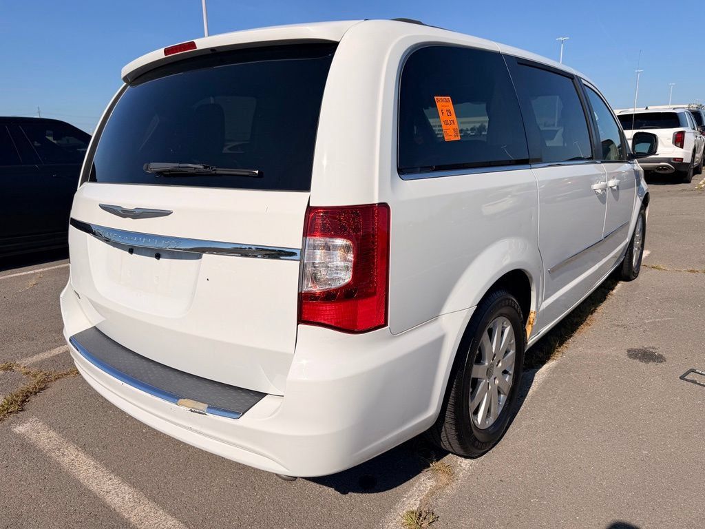 Used 2014 Chrysler Town & Country Touring FWD image 4