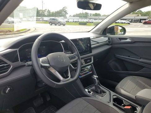 Used 2025 Volkswagen Taos SE FWD image 19
