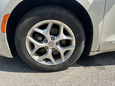 Used 2017 Chrysler Pacifica Touring-L w/ Tire & Wheel Group FWD image 22