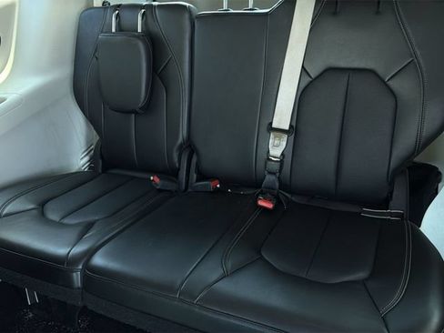 Used 2024 Chrysler Pacifica Touring-L FWD image 20