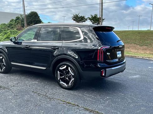 Used 2025 Kia Telluride EX w/ EX Captain's Chair Package image 3
