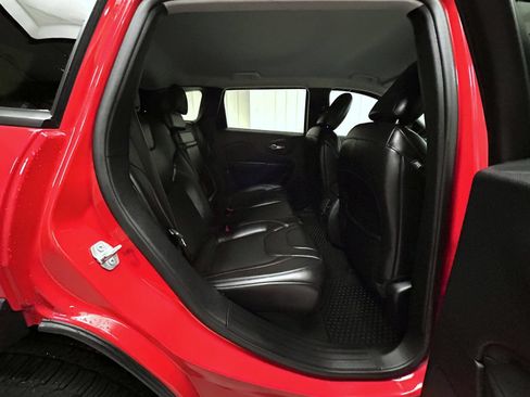 Used 2019 Jeep Cherokee Trailhawk w/ Cold Weather Group AWD/4WD image 18