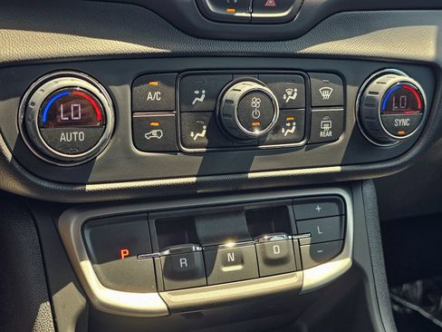 Used 2023 GMC Terrain SLE w/ Driver Convenience Package AWD/4WD image 24