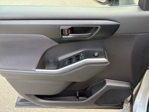 Certified 2025 Toyota Highlander LE FWD image 18