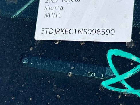 Certified 2022 Toyota Sienna XLE w/ XLE Plus Package FWD image 23