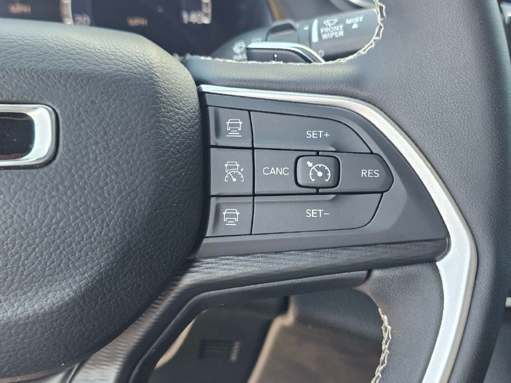 Used 2025 Jeep Grand Cherokee Altitude AWD/4WD image 22