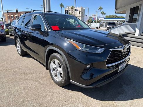 Used 2024 Toyota Highlander LE FWD image 1