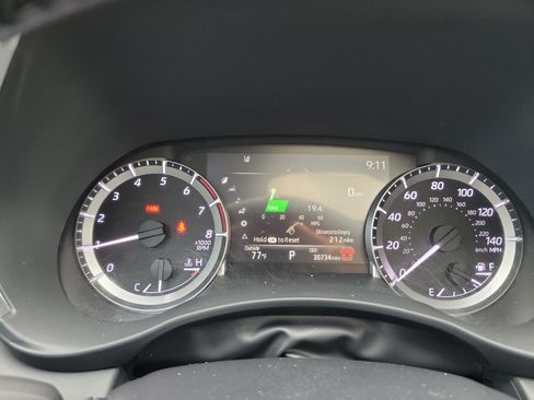 Used 2024 Toyota Highlander XLE AWD/4WD image 34