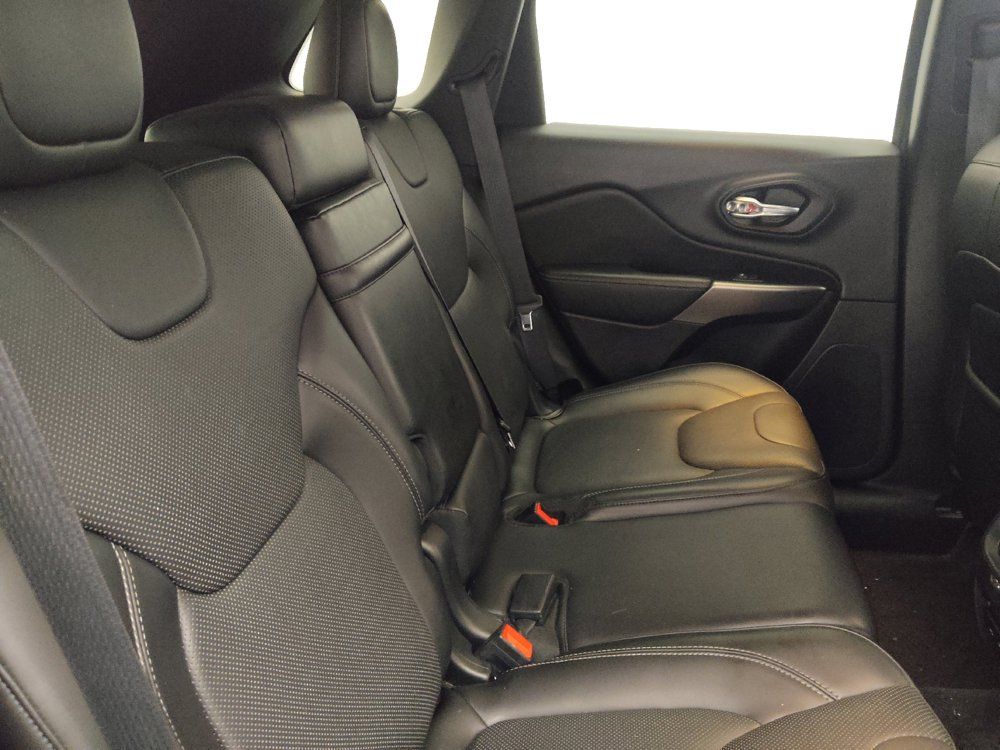 Used 2019 Jeep Cherokee Overland w/ Technology Group AWD/4WD image 19