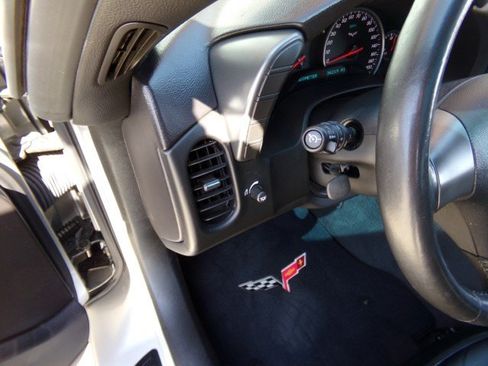 Used 2006 Chevrolet Corvette Coupe RWD image 15
