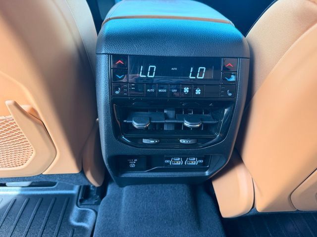 Used 2023 Jeep Grand Cherokee L Summit w/ Luxury Tech Group V AWD/4WD image 29