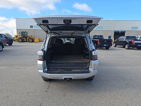Used 2017 Toyota 4Runner SR5 AWD/4WD image 6