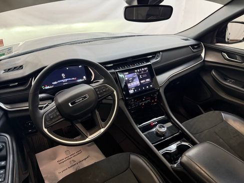 Used 2023 Jeep Grand Cherokee Altitude AWD/4WD image 10