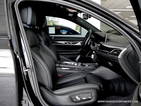 Used 2022 BMW 740i w/ M Sport Package image 40