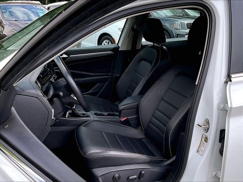 Used 2024 Volkswagen Jetta SE FWD image 10