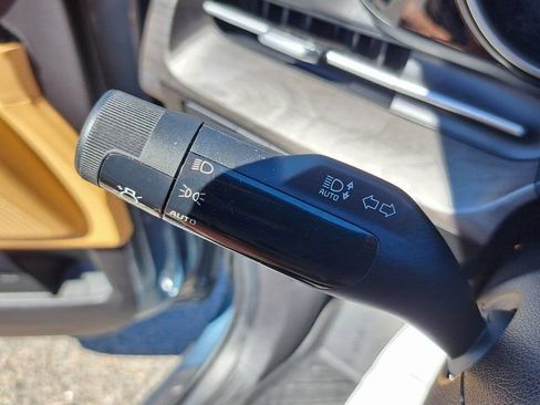 Used 2024 Kia Carnival EX FWD image 11