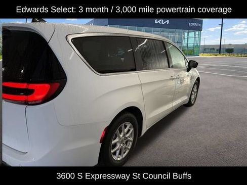 Used 2024 Chrysler Pacifica Touring FWD image 3