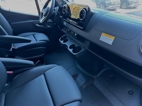 Used 2024 Mercedes-Benz Sprinter 2500 image 16