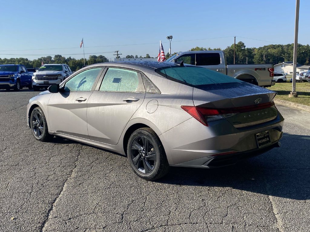 Used 2023 Hyundai Elantra SEL w/ Cargo Package FWD image 3