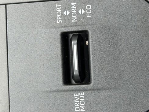 Used 2020 Toyota Highlander XLE image 30