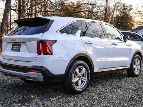 Used 2024 Kia Sorento LX image 6