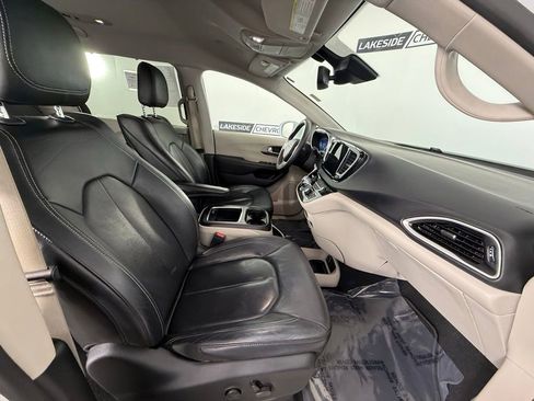 Used 2022 Chrysler Pacifica Touring-L w/ Uconnect Theater Family Group image 17